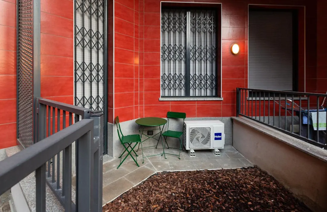 Guesthost - Cozy Corner With Balcony And Private Garage!-1